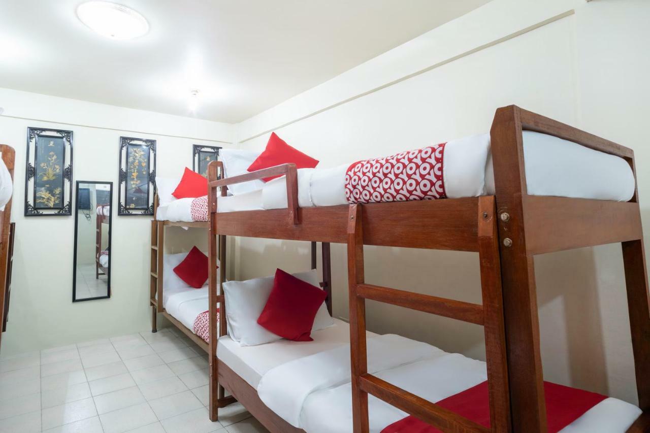 OYO 145 Conrado's Apartelle Paranaque City Exterior foto