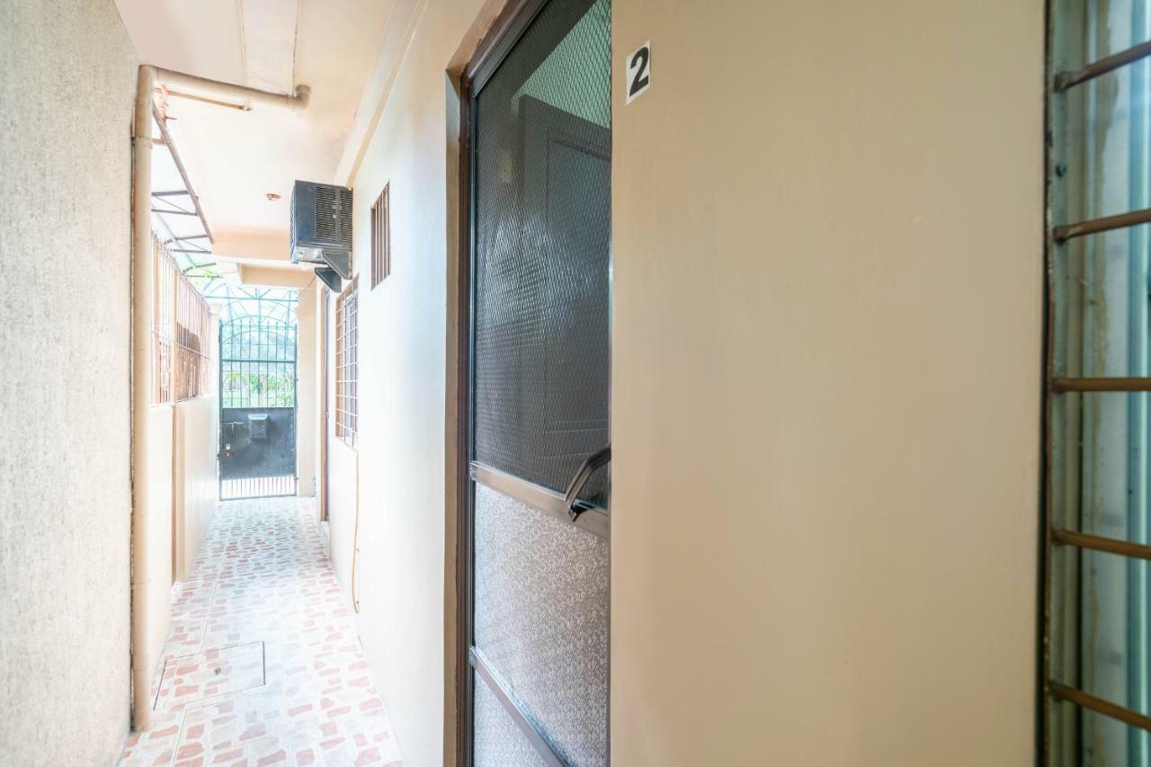 OYO 145 Conrado's Apartelle Paranaque City Exterior foto