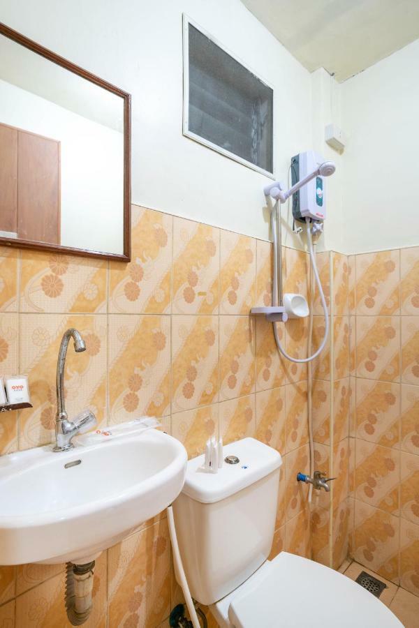OYO 145 Conrado's Apartelle Paranaque City Exterior foto